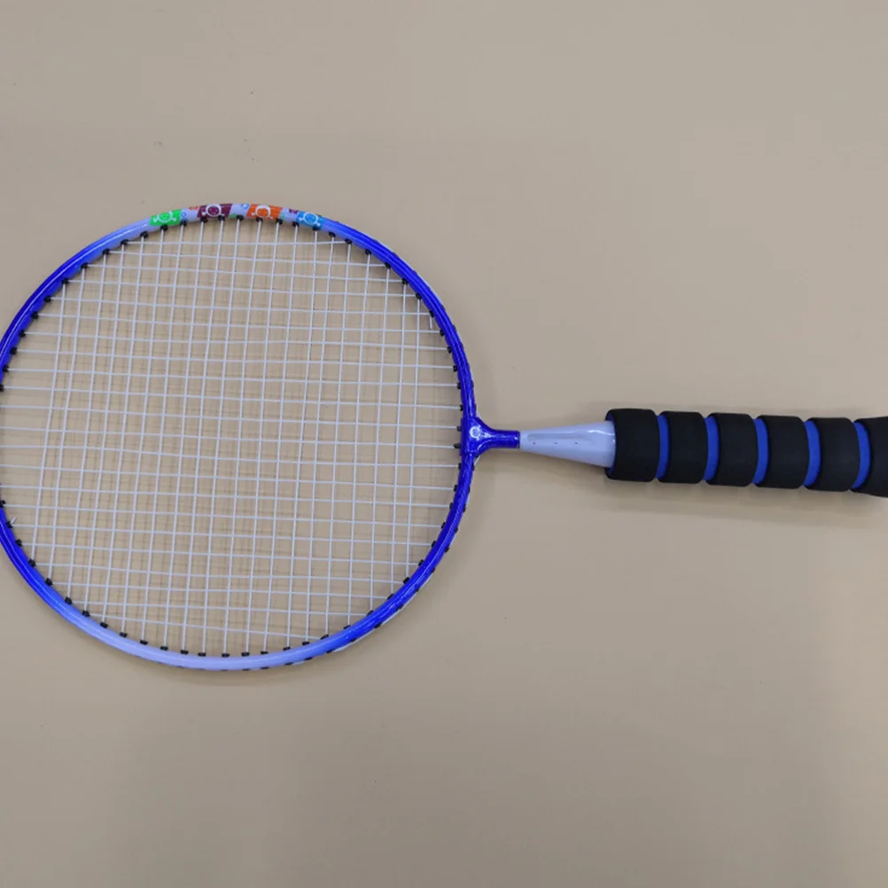 زوج واحد من مضارب كرة الريشة خفيفة الوزن، مادة سبيكة قوية، بقعة حلوة واسعة، أوتار عالية المرونة، حقيبة مدرسية سهلة الحمل