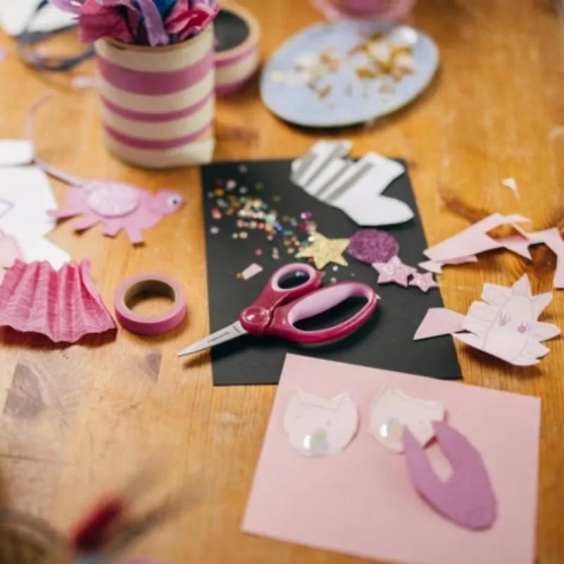 As presilhas para os dedos em forma de tesoura, maiores e um laço ergonômico para os polegares fornecem um ajuste mais natural e confortável para os dedos das crianças