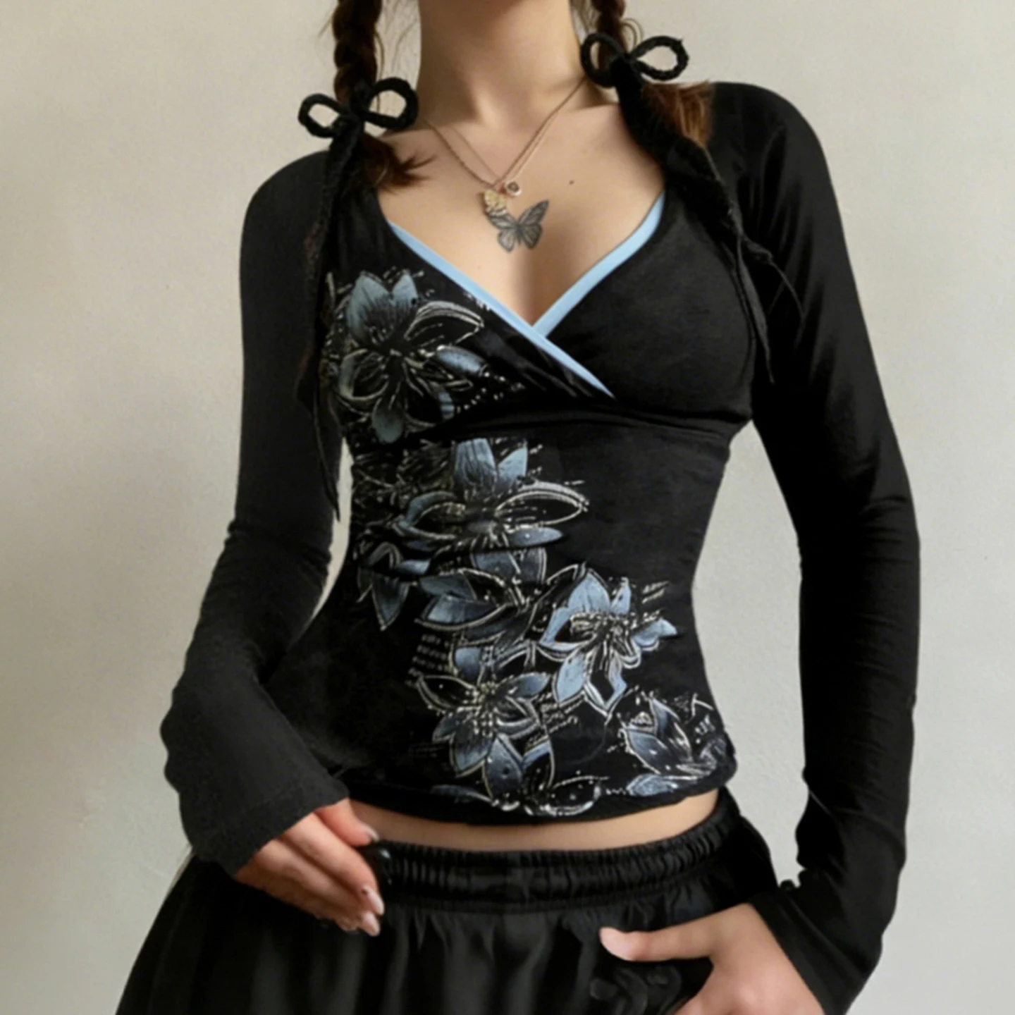 SUCHCUTE Vintage Grunge Y2K Top für Damen, Wickel-Design, V-Ausschnitt, Blauer Kontrast-Blumendruck, Schulterriemen zum Binden, Schmal geschnittenes Langarmshirt für Ausgehzwecke – Detail 10