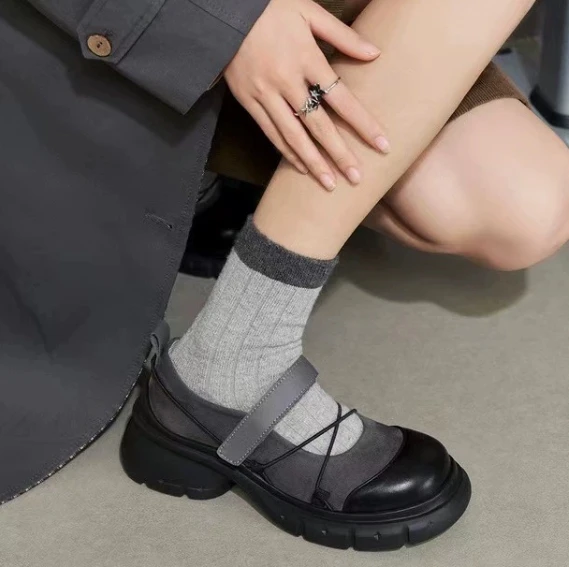 

2025 Высококачественная модная полая обувь на толстой подошве, полностью удобная нескользящая дышащая спортивная повседневная износостойкая женская обувь