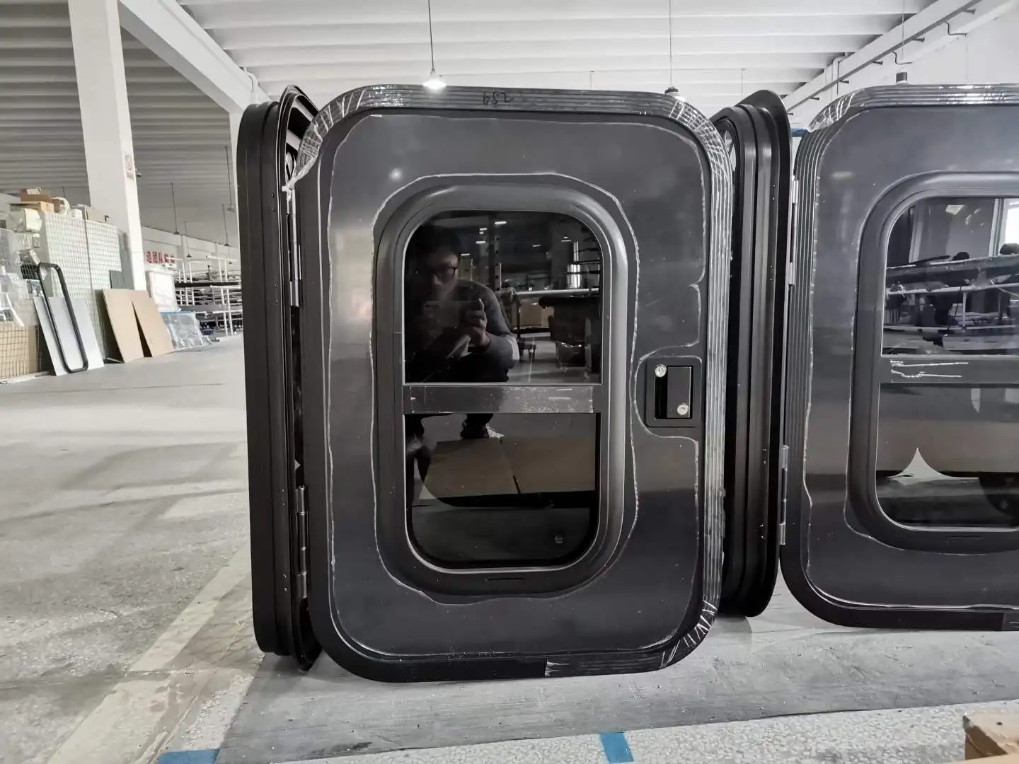 Good Quality Aluminum Frame Lift-up RV Entry Door with Lock for Motorhome Caravan Camper Van Trailer