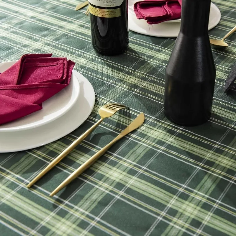 Green and yellow checkered Christmas tablecloth, suitable for Christmas dining scenes, paired with exquisite tableware