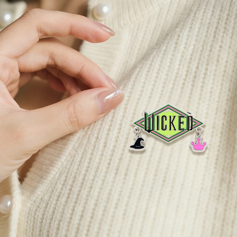 Wicked Musical Emaille-Brosche Hexenhut und Kronen-Anhänger Broadway-inspiriertes Abzeichen Rucksack-Jacken-Accessoire Sammlerstück Geschenk – Detail 12
