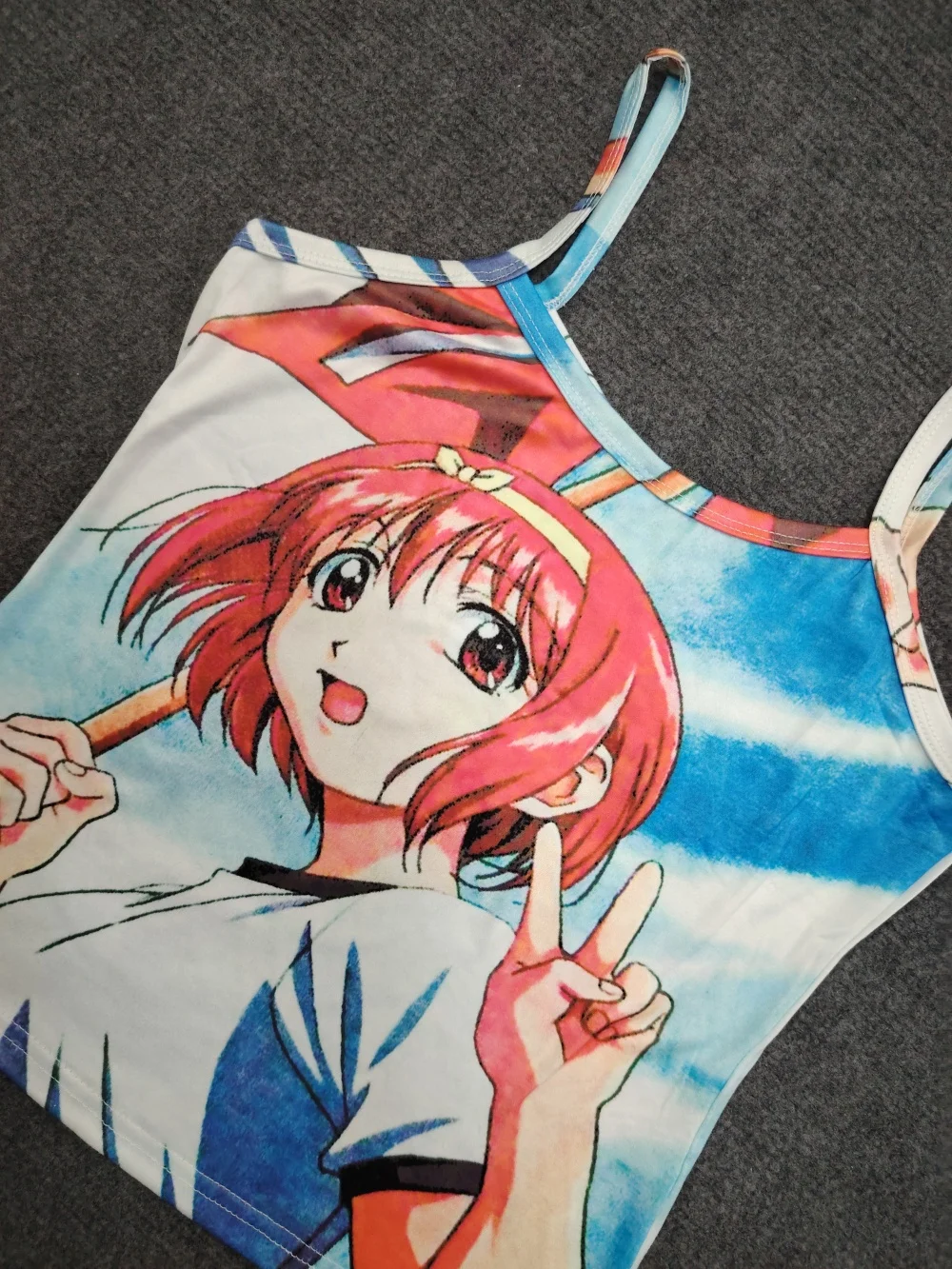 Un dulce chaleco de mujer con estampado retro para un look encantador y una camisola sexy picante para una declaración de estilo audaz