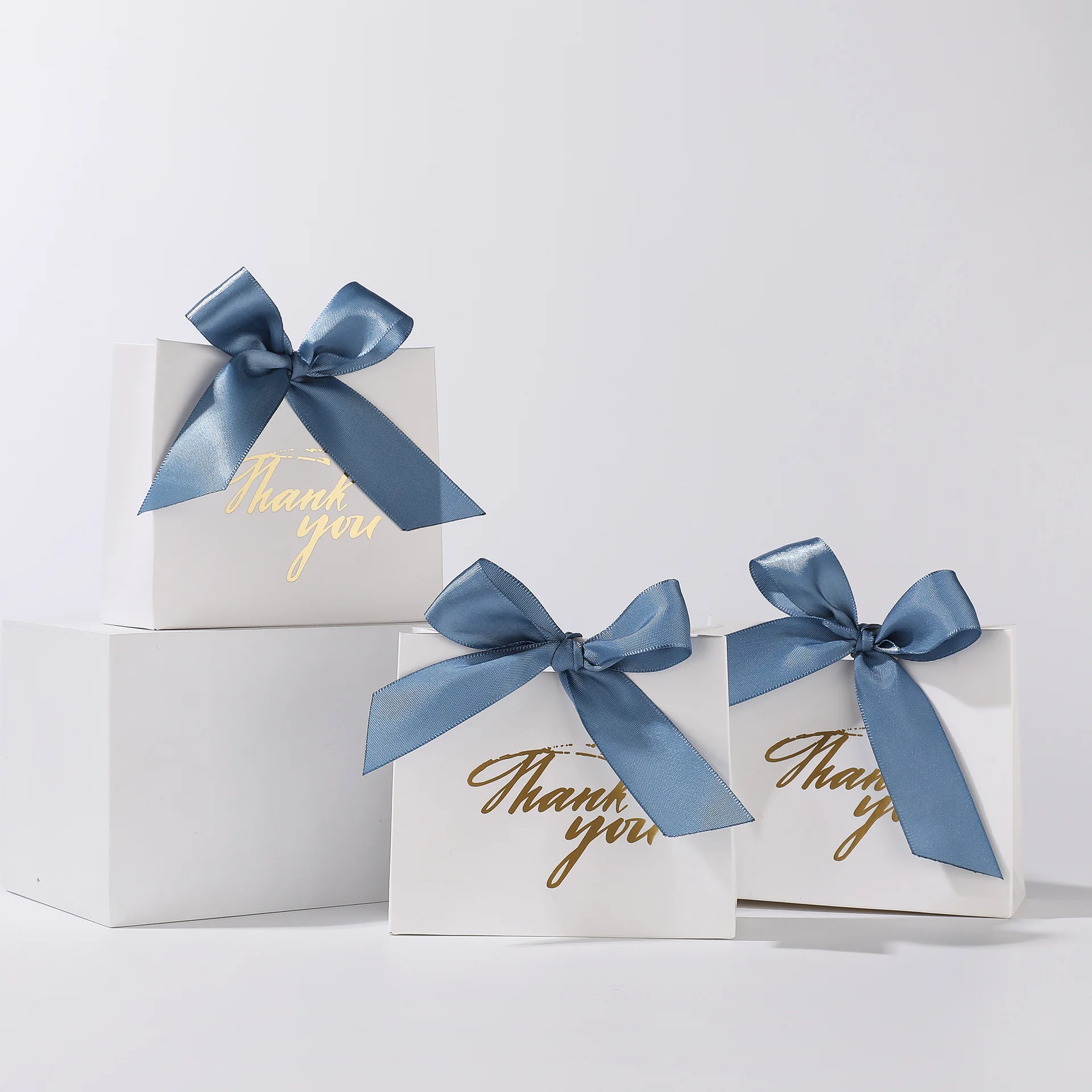 

25 / 50Pack Small Thank You Gift Bag Party Favor Bags Treat Boxes with Blue Bow Ribbon, White Paper Gift Bags Bulk for Wedding