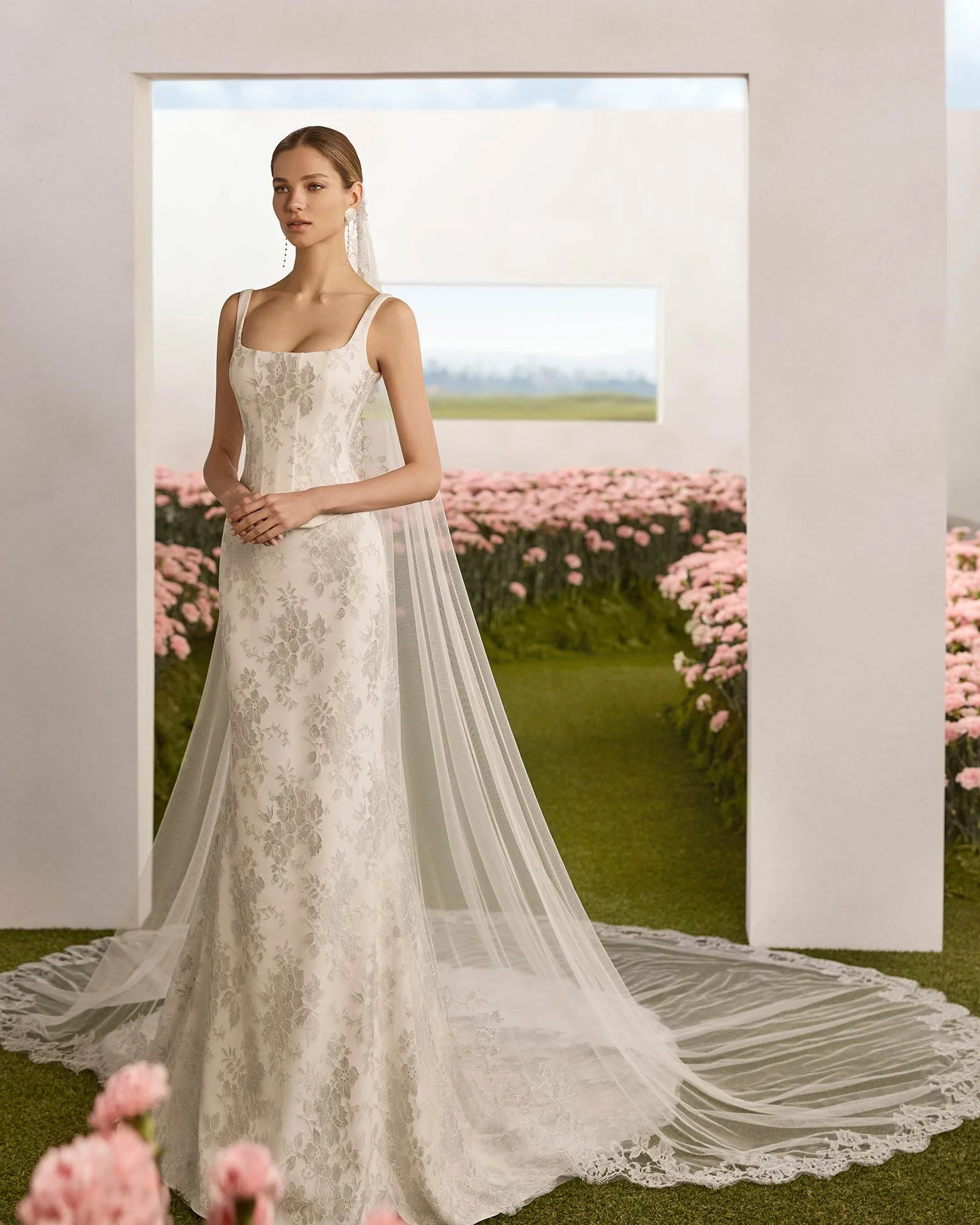 Personalizado 2025 último vestido de novia de encaje con tirantes y cuello cuadrado de gama alta falda de cola de pez romántica diseño de correa trasera