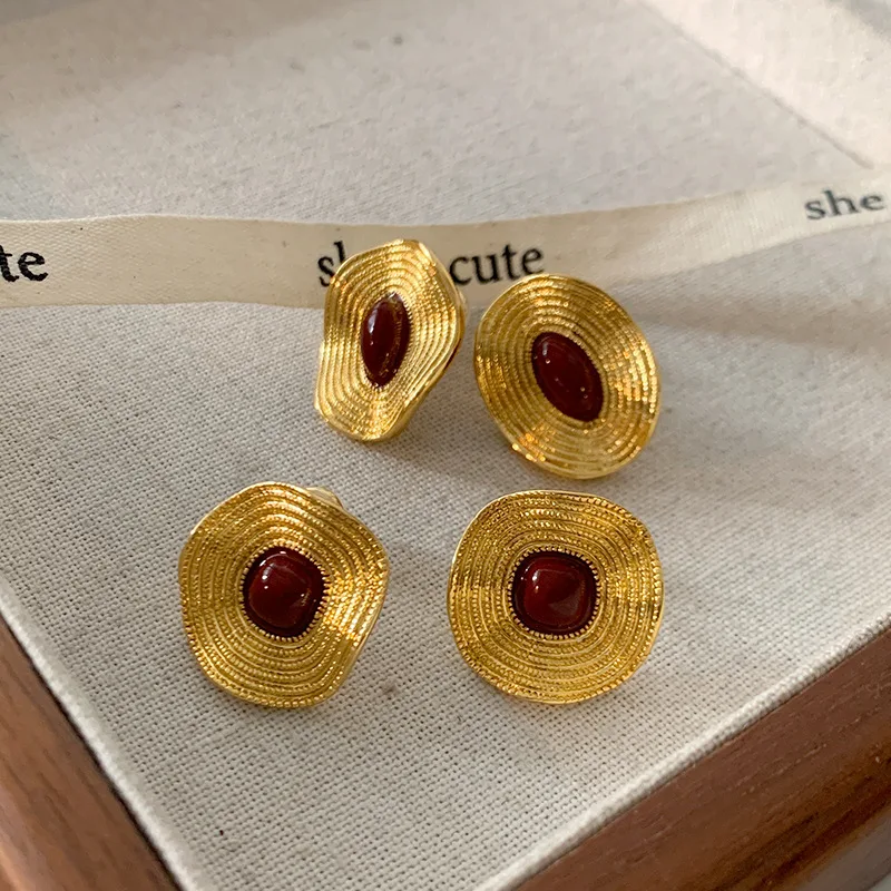 Irregular thread earrings with a fashionable temperament that never fades, enameled ladies' winter ear studs