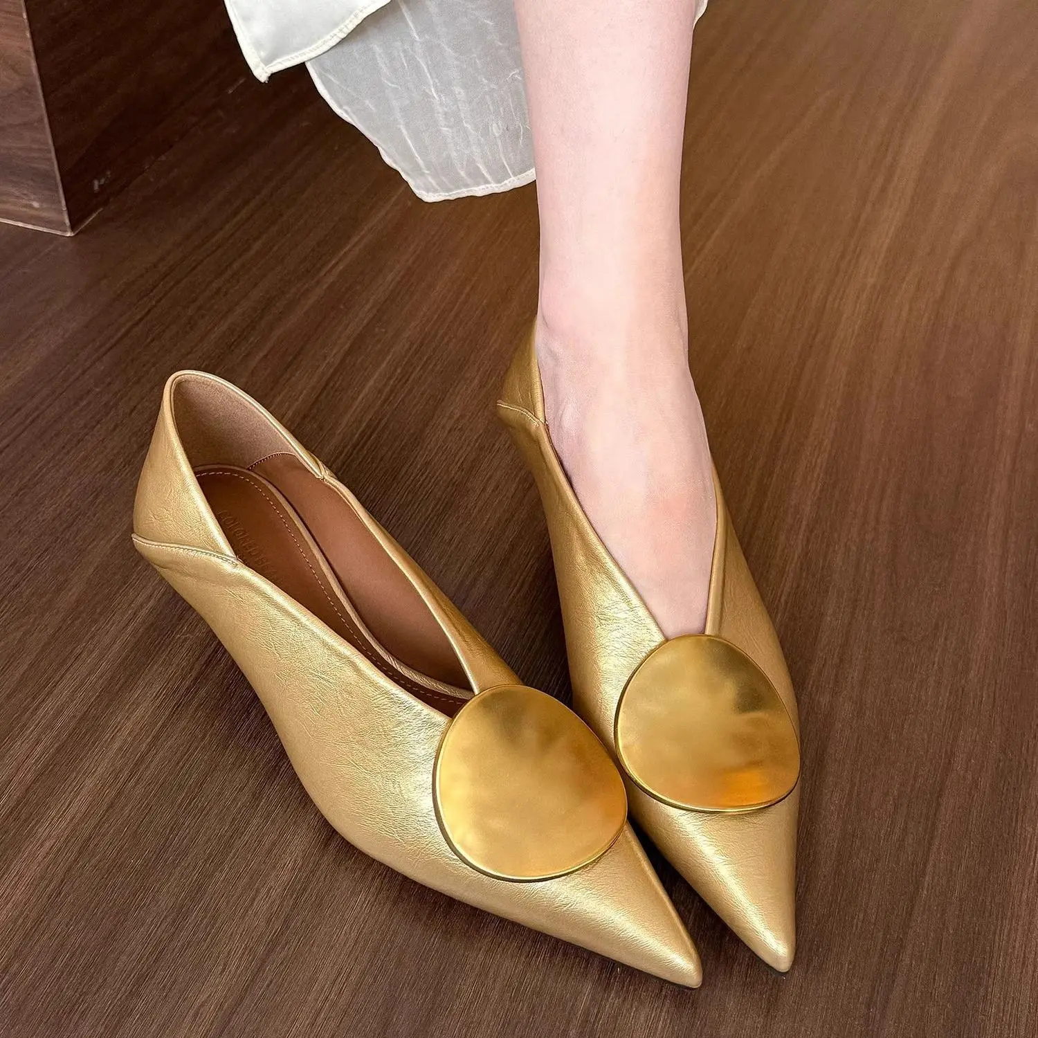 

2026 Новый европейско-американский дизайн, модельные туфли с острым носком, туфли-лодочки на коротком каблуке, сексуальный дизайн с V-образным вырезом, чистый цвет, элегантные женские туфли на высоком каблуке