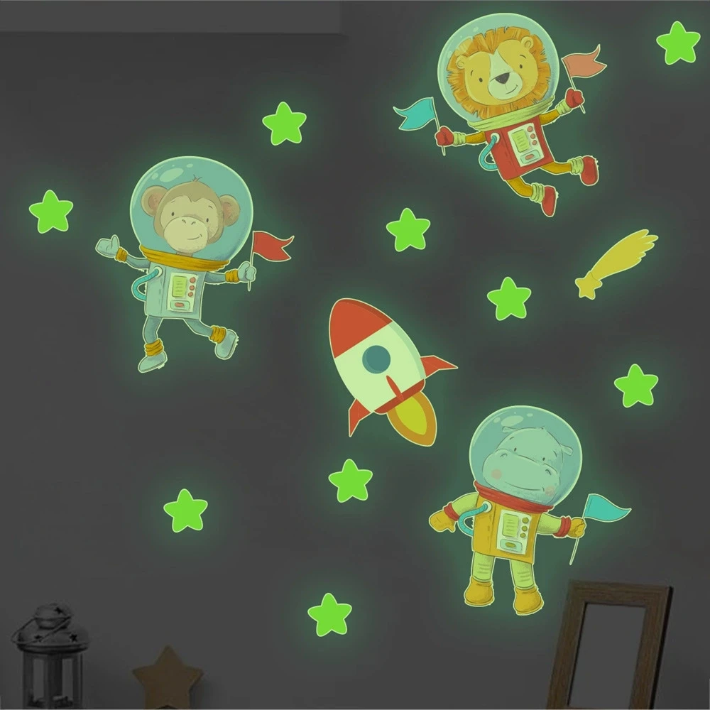 ورقة واحدة من ملصقات الفلورسنت المتوهجة في الظلام تتميز بالقمر والنجوم والفضاء ورسوم الرسوم المتحركة لرائد الفضاء، وشارات ديكور غرفة الأطفال