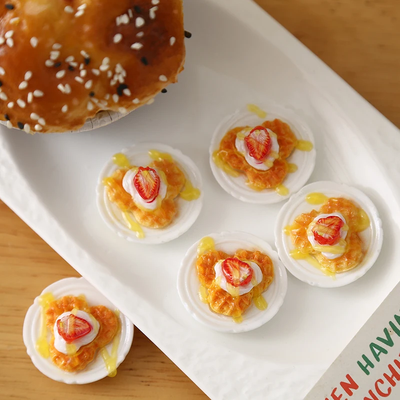 4 Pezzi Miniature per Casa delle Bambole, Modelli di Cibo Simulato, Waffle alla Fragola, Accessori da Cucina Fai-da-Te in Resina, Decorazione per Casa delle Bambole - Giocattolo
