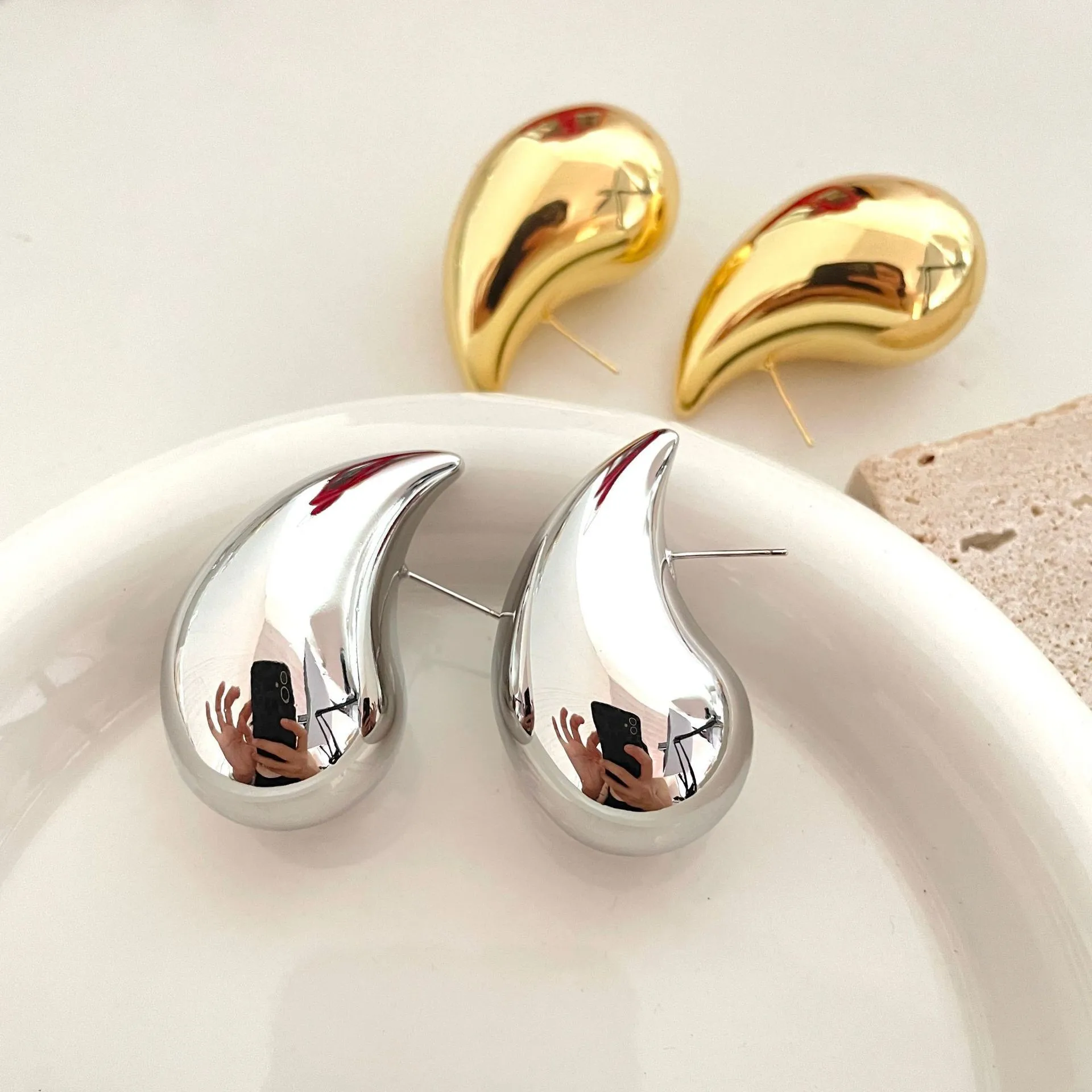 أقراط متدلية على شكل قبة مكتنزة مطلية بالذهب عتيقة للنساء ، أقراط دمعة سميكة لامعة ، حلقات خفيفة الوزن للمغفلين