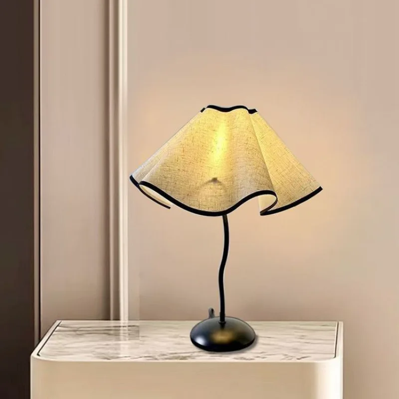 

Vintage desk lamp ins simple French romantic study bedroom ambient light