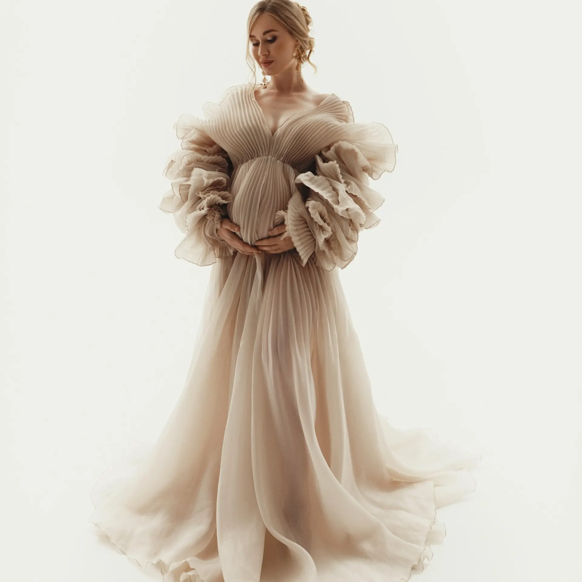 

Платье для беременных цвета нюд с открытыми плечами и V-образным вырезом, плиссированное шифоновое длинное платье с рукавами-рюшами для свадьбы и вечеринок 2026 года