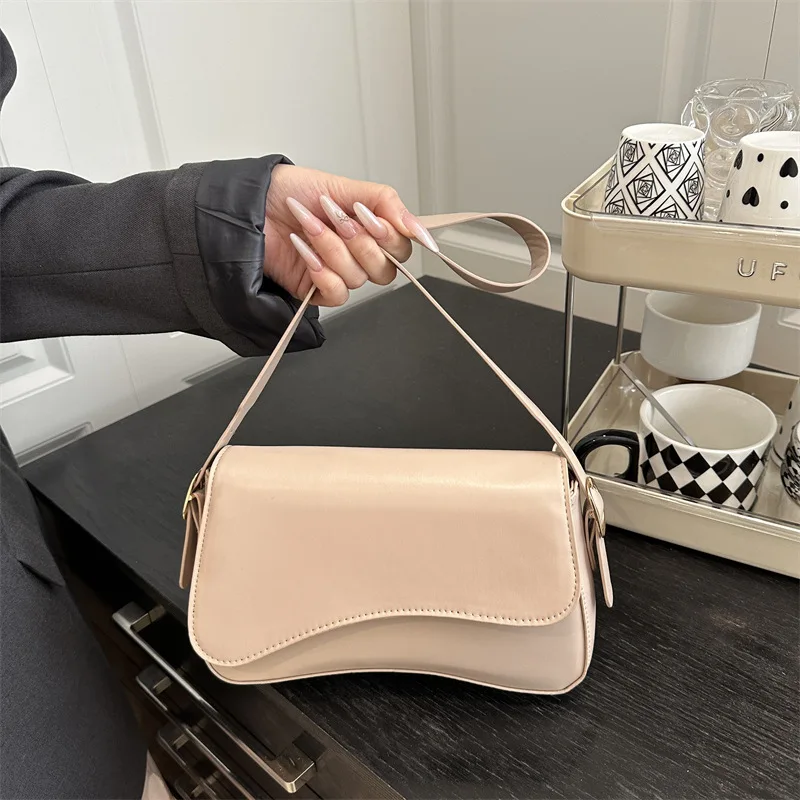 

2025 Unique Textured Saddle Bag, Underarm Chain Crossbody Design