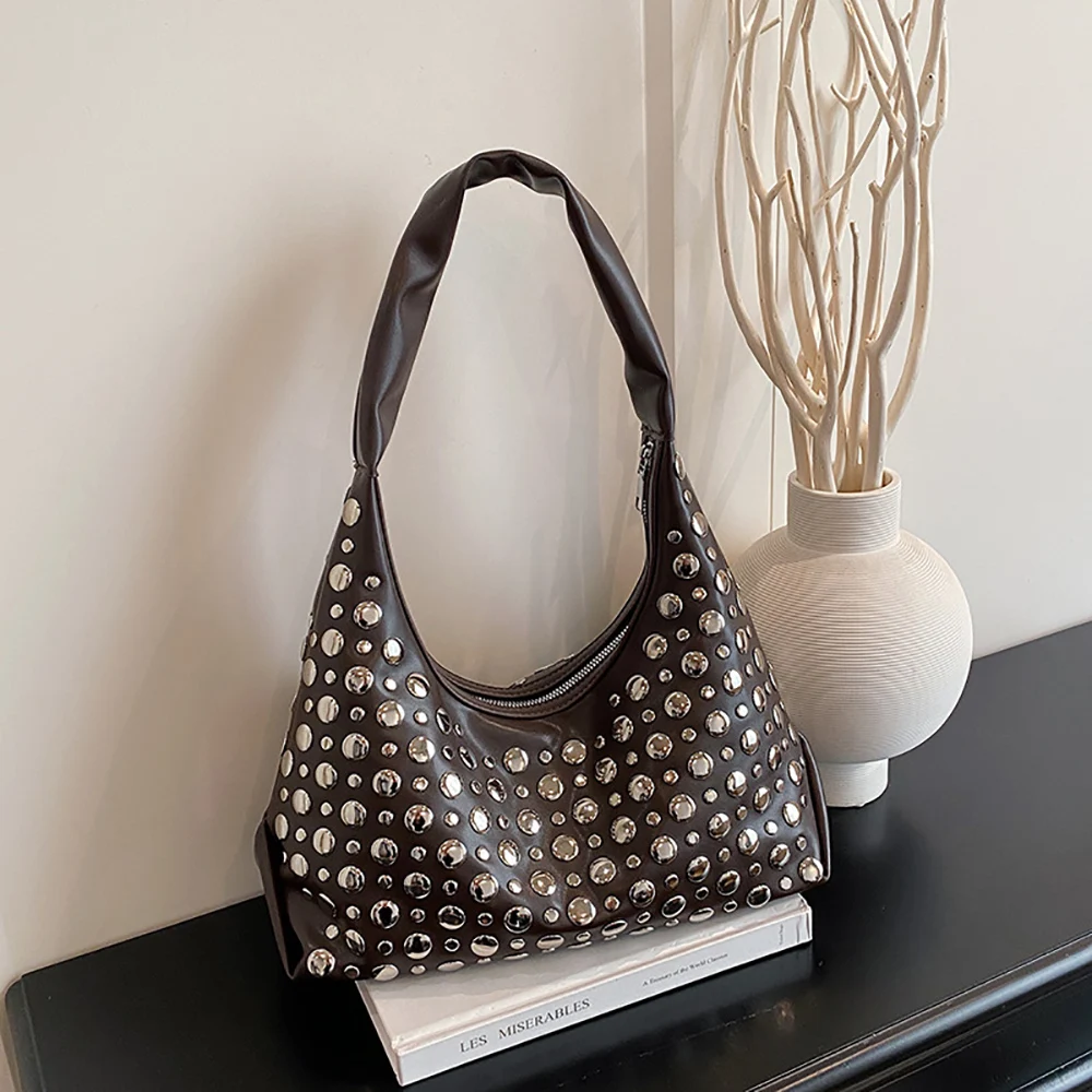 

Женская модная сумка на одно плечо с заклепками, легкая роскошная трендовая однотонная мягкая сумка на молнии для подмышек, универсальные сумки для поездок на работу