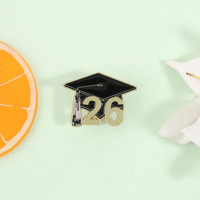 Abschlussfeier 2026 Mortarboard Emaille-Anstecknadel – Absolventenklasse 2026 Metallbrosche für Rucksack und Revers – Schmuckgeschenk für Absolventen und Lehrer – Detail 6