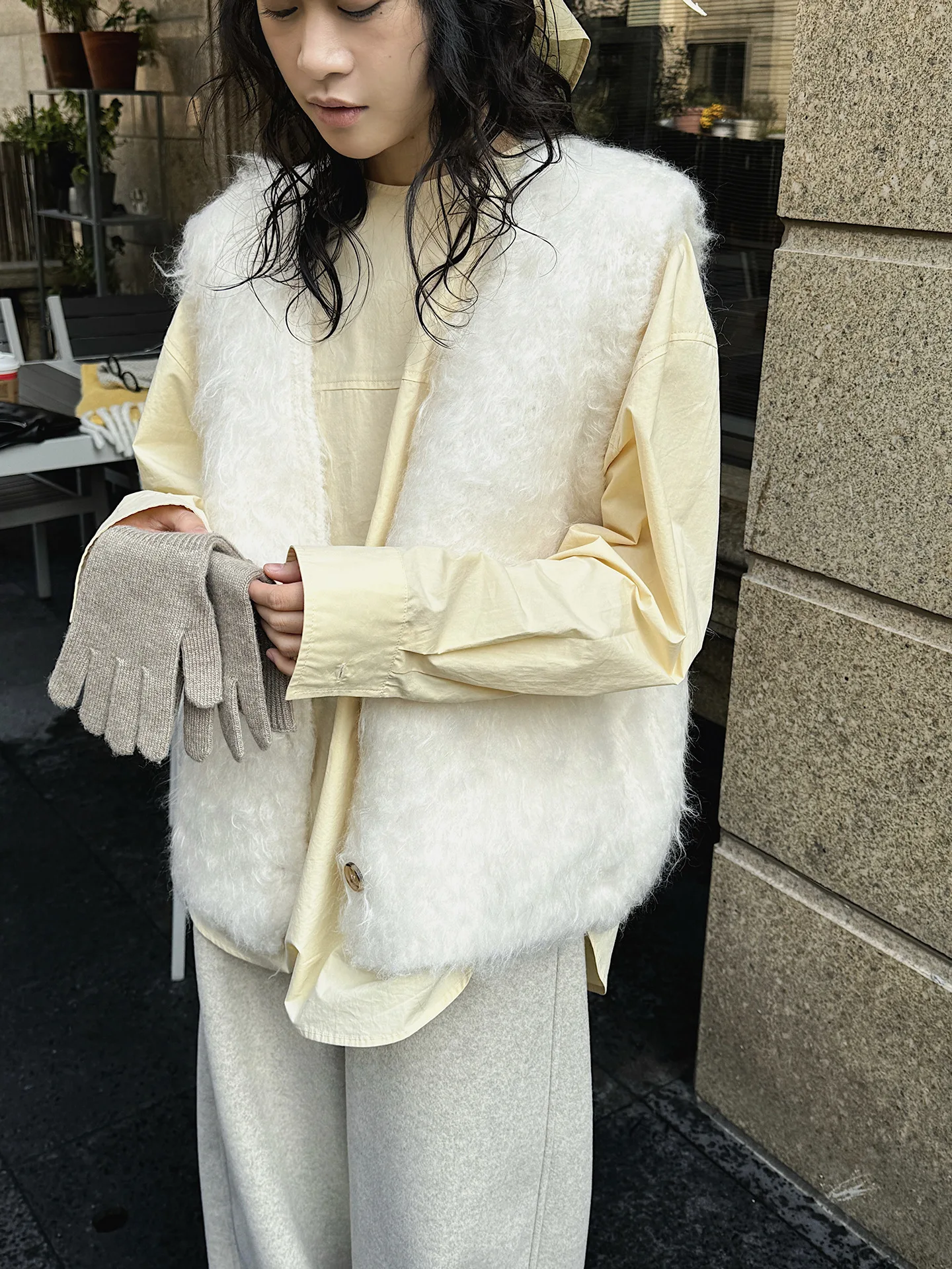 Zimowa, nowa, koreańska wersja, prosta i modna kamizelka z wełny z dekoltem w serek, zapinana na guziki, pluszowa, wyszczuplająca, bez rękawów dla kobiet.