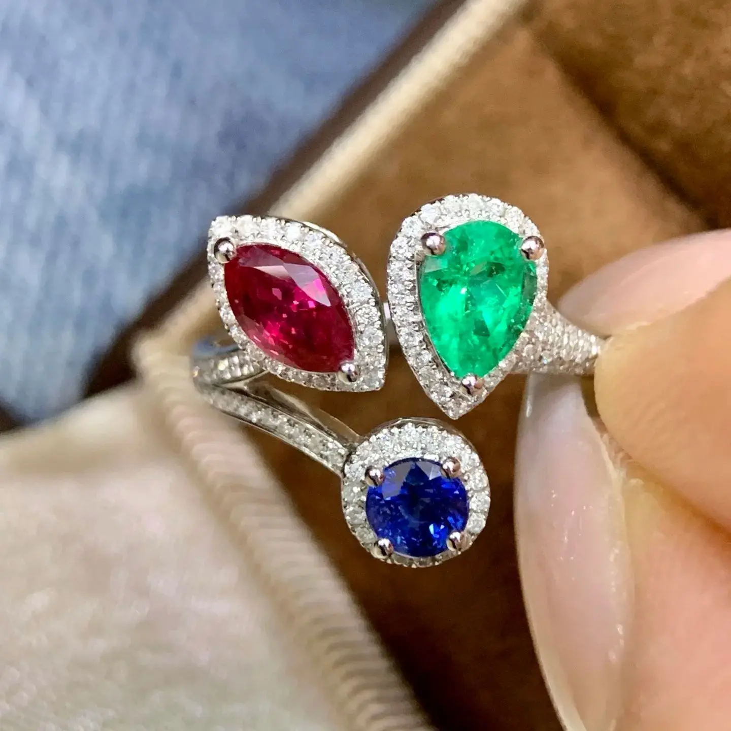 Miss Ruby Blu: Scopri la Bellezza e l’Eleganza di un Anello Unico