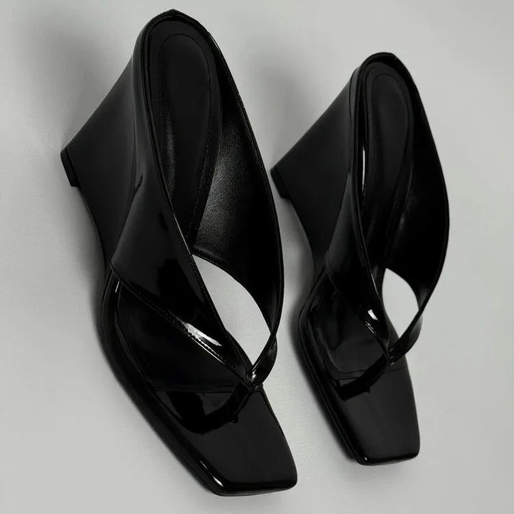 Damen-Zehenstegsandalen für Outdoor-Aktivitäten, Minimalistische Hochwertige Quadratische Strandschuhe mit Keilabsatz und Zehensteg