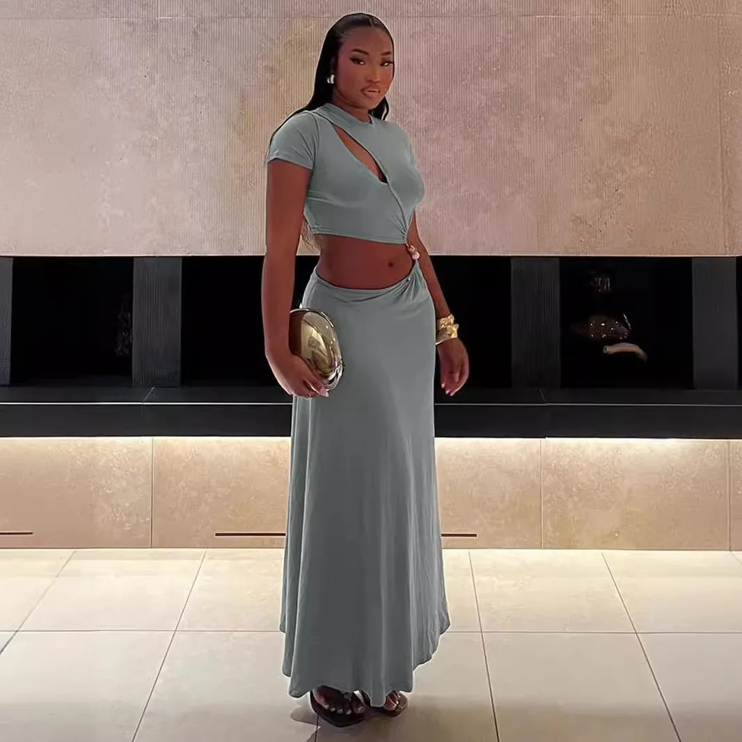 Letni nowy damski zestaw z rozcięciem w klatce piersiowej i odkrytym pępkiem, z krótkim rękawem i długą spódnicą 2025