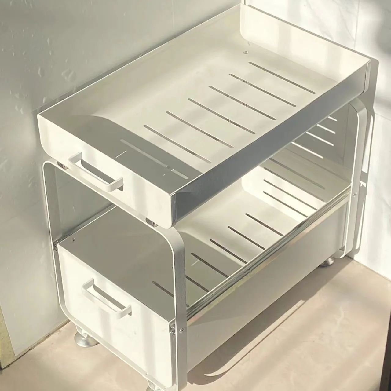 多層スライド式引き出しキッチンシンク収納ラック、中空キャビネットボウル＆プレート収納バスケットオーガナイザー