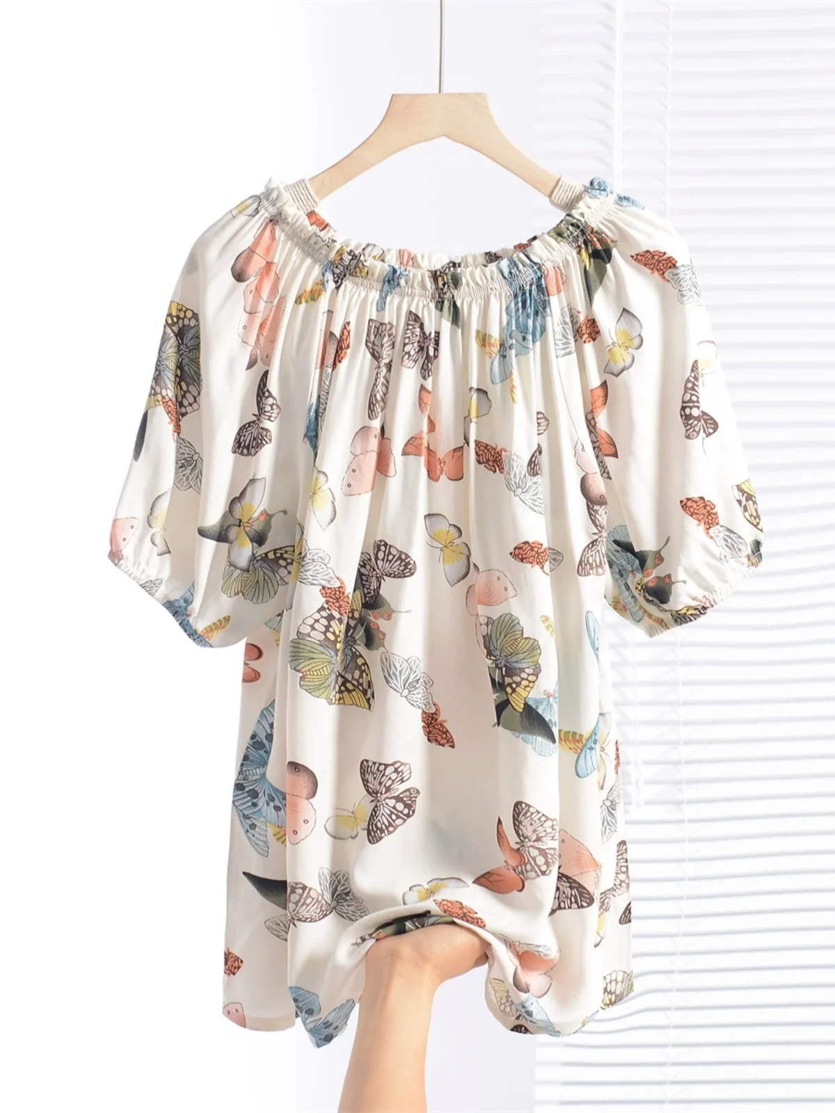 

Свободный крой из искусственного хлопка Batwing Sve oulder Bared Silk irt Женская одно плечо Летняя корейская повседневная футболка с цветочным принтом...