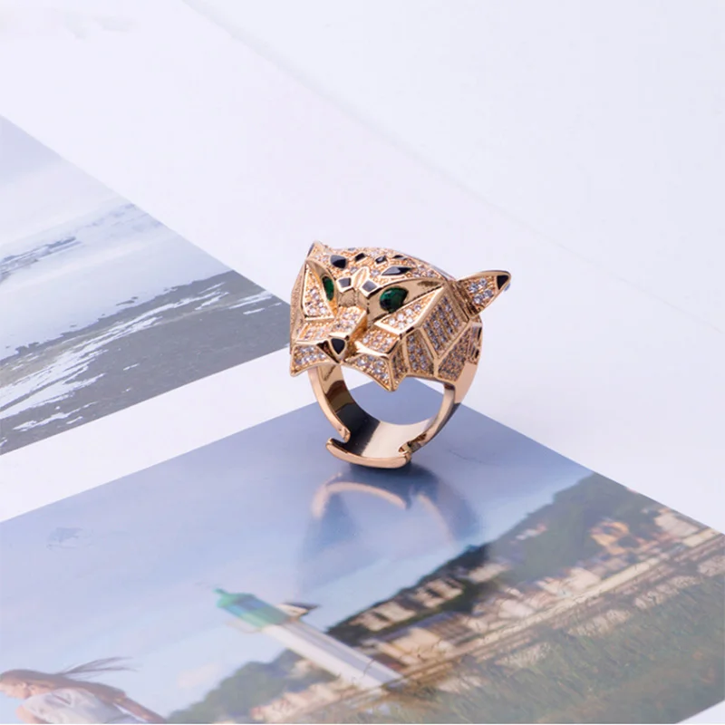 Fashion Retro Titanium Full Micro-Inlaid AAA Zircon Green-Eyed Leopard Ring Luxury Animal Accessories.