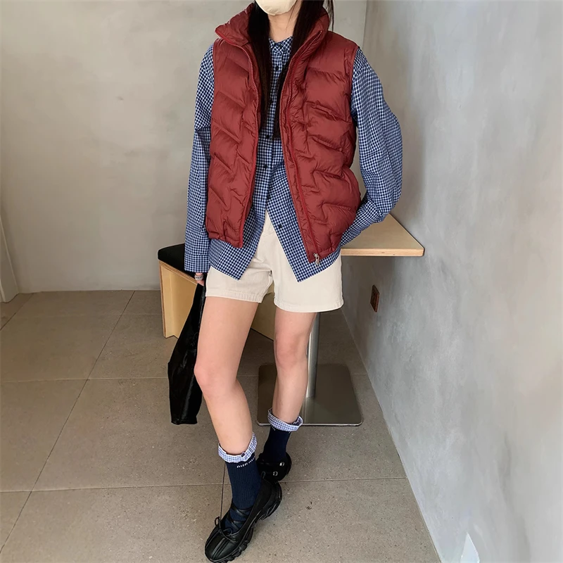 2025 موضة جديدة الخريف الشتاء قصيرة خفيفة الوزن رقيقة المرأة أسفل القطن سترة جاكيتات سترة دون أكمام الصلبة صدرية الاتجاه العلوي