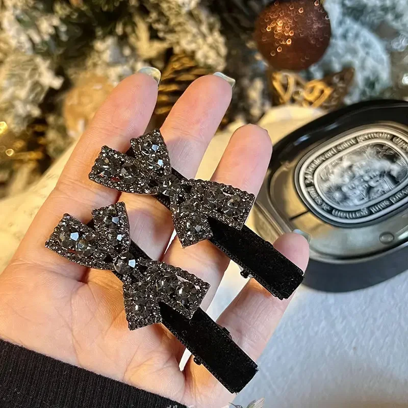 دبوس شعر على شكل فيونكة من حجر الراين الفاخر، مشبك غرة جانبي، مشبك رأس خلفي من Duck Bill بكلمة واحدة، أغطية رأس