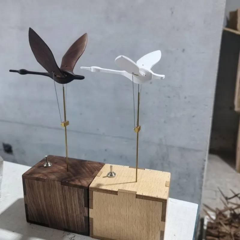 

Flying Swan is specially decompressed simple a pair of black and white swans, and the new office is light luxury handmade.
