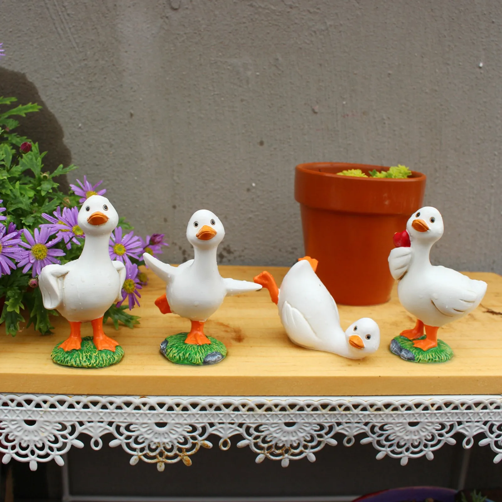 4Pcs Cute Ducks Resin Figurine Set Mini Animal Statues Desktop Micro Landscape Ornament for Home Garden Flower Pot Decoration