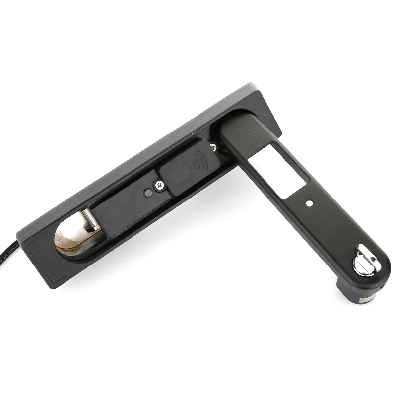 التحكم عن بعد تطبيق الهاتف المحمول يفتح قفل إلكتروني لخزانة الشبكة