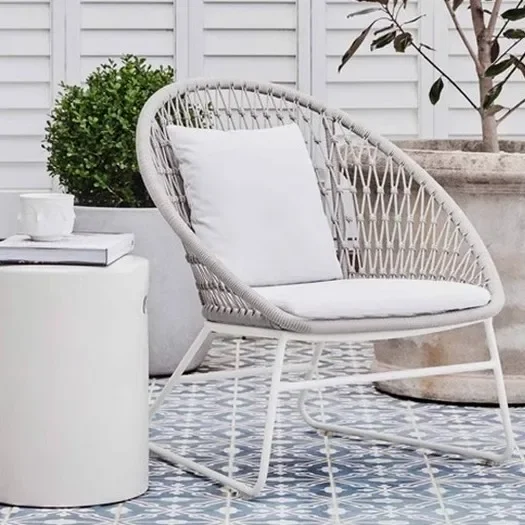 طاولات وكراسي خارجية، وشرفة حديقة الفناء، وأثاث بسيط لكرسي الروطان وطاولة القهوة