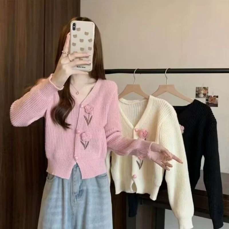 

2024, весенне-осенний шикарный универсальный вязаный кардиган во французском стиле на пуговицах с v-образным вырезом, носимая верхняя одежда с 3D цветочным принтом для похудения