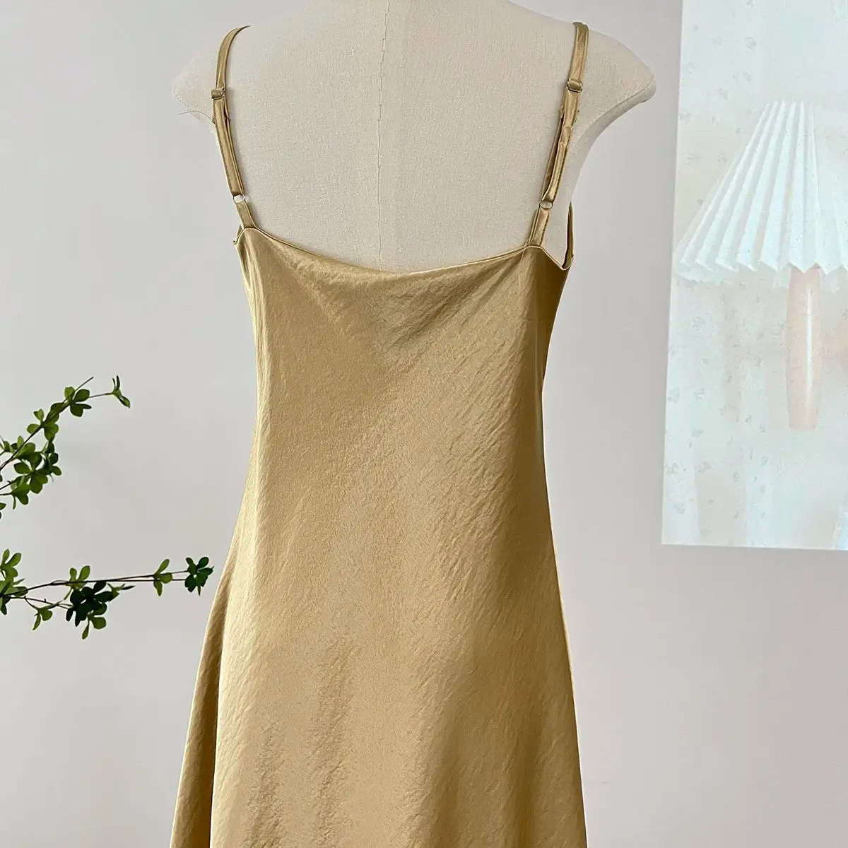 우아한 여성 스파게티 스트랩 새틴 드레스 여름 v-목 솔리드 컬러 얇은 민소매 롱 드레스 여성 a 라인 드레스