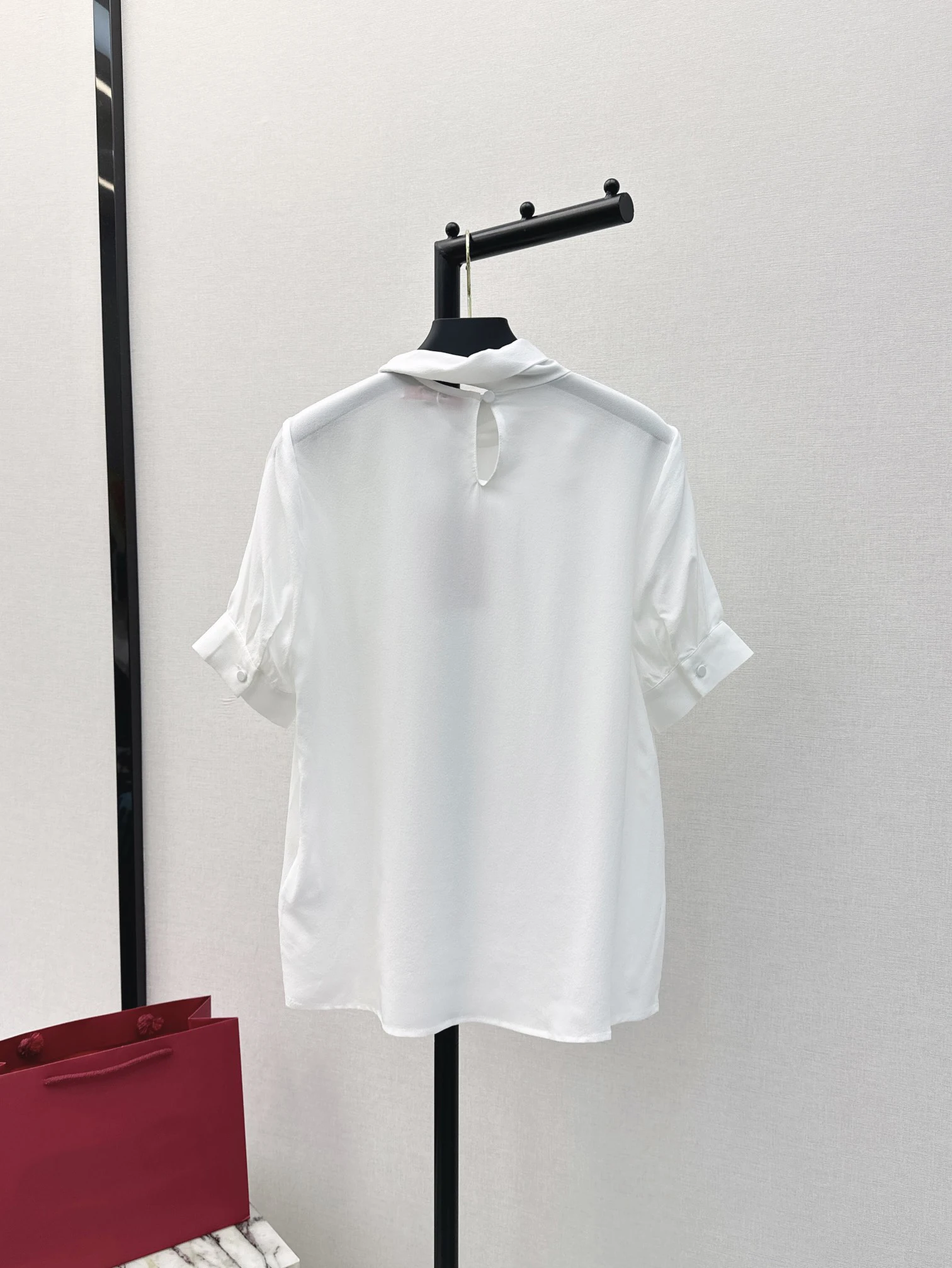 Silk T-shirt Button decoration Fashionable temperament Slim and thin Soft and comfortable 2024 autumn  women's new hot