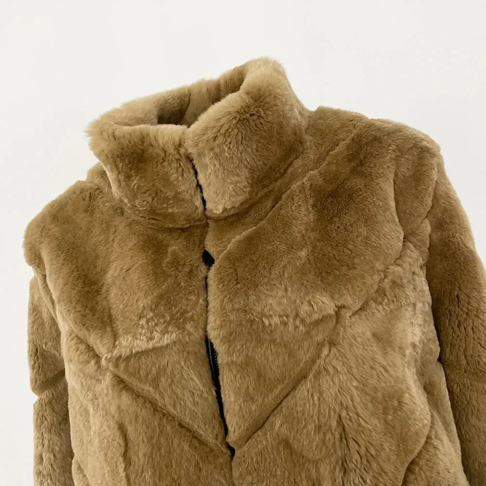 معطف فرو الأرنب الحقيقي دافئ 2025 جديد لخريف وشتاء ملابس خارجية من الفرو الطبيعي قصيرة بلون سادة سترة نسائية من فراء الأرانب موضة أنثى
