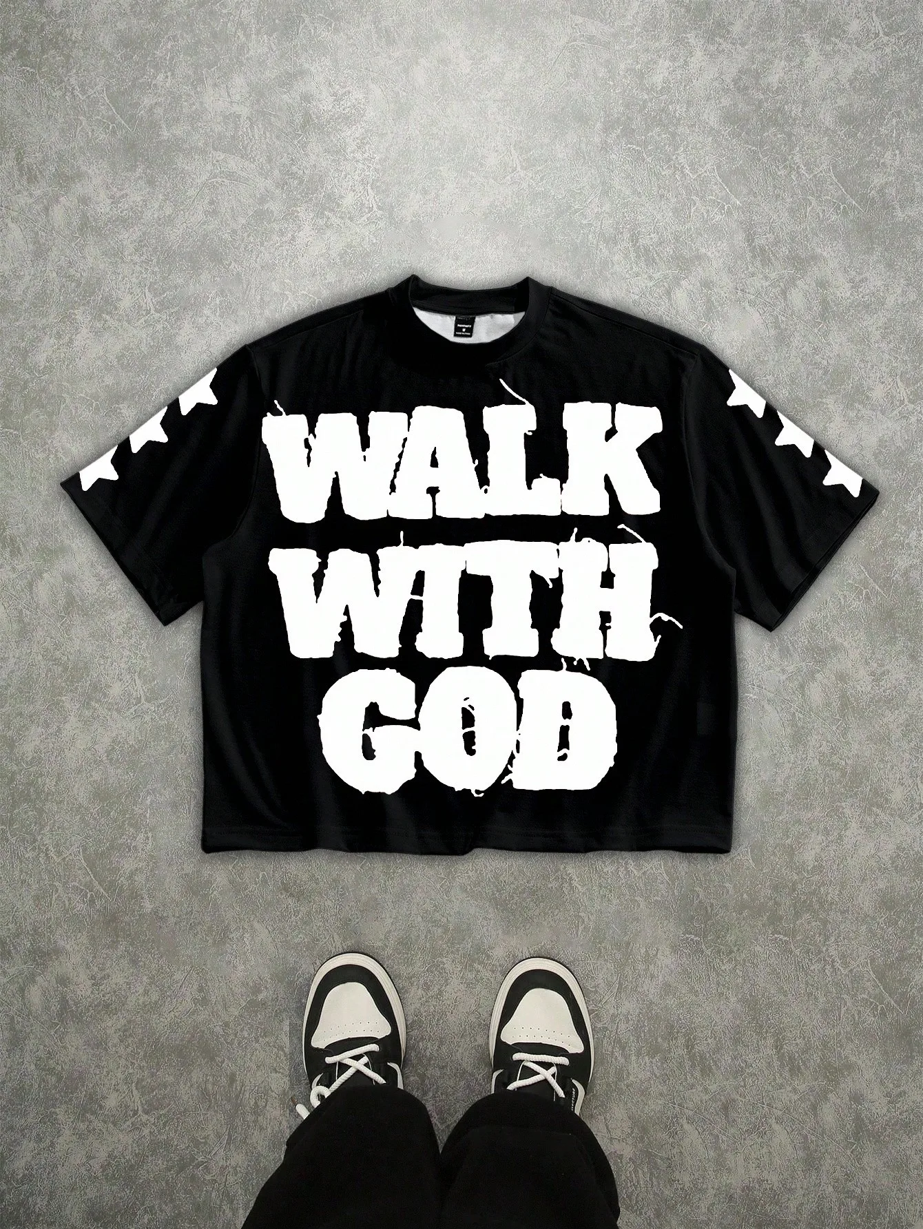 

Men's Black Graphic Print Short Sleeve T-Shirt with Distressed Lettering for Streetwear Style