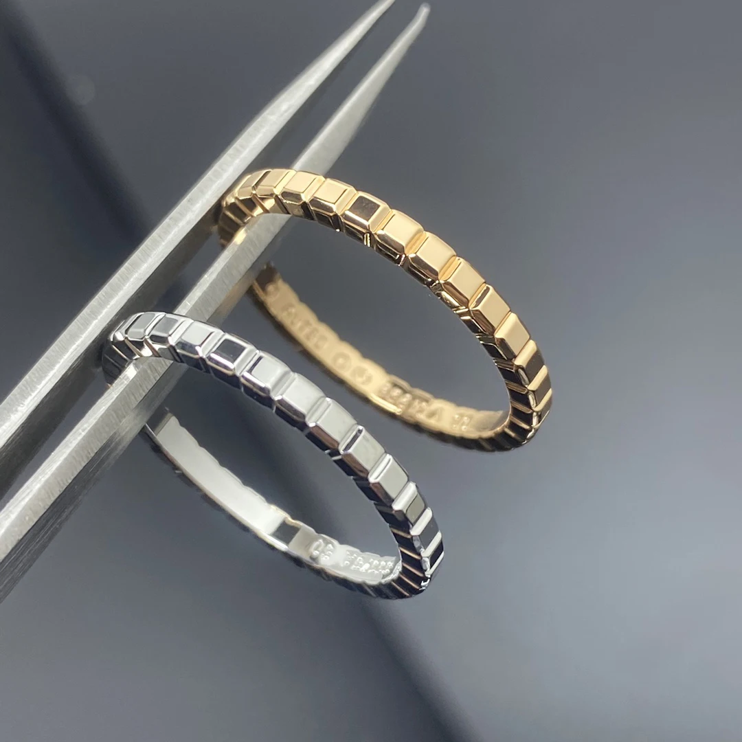 The new 925 sterling silver zircon smooth ice block ring is versatile, fresh and eye-catching, with a classic couple style