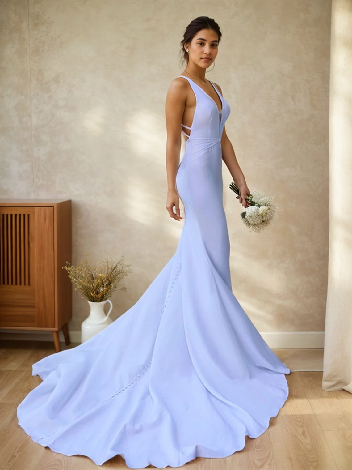 Elegancka, seksowna suknia ślubna typu sheath, bez pleców, biała, z elastycznego krepy, dekolt w serek, bez rękawów, tren sweep/brush, kolekcja 2025, darmowa personalizacja.