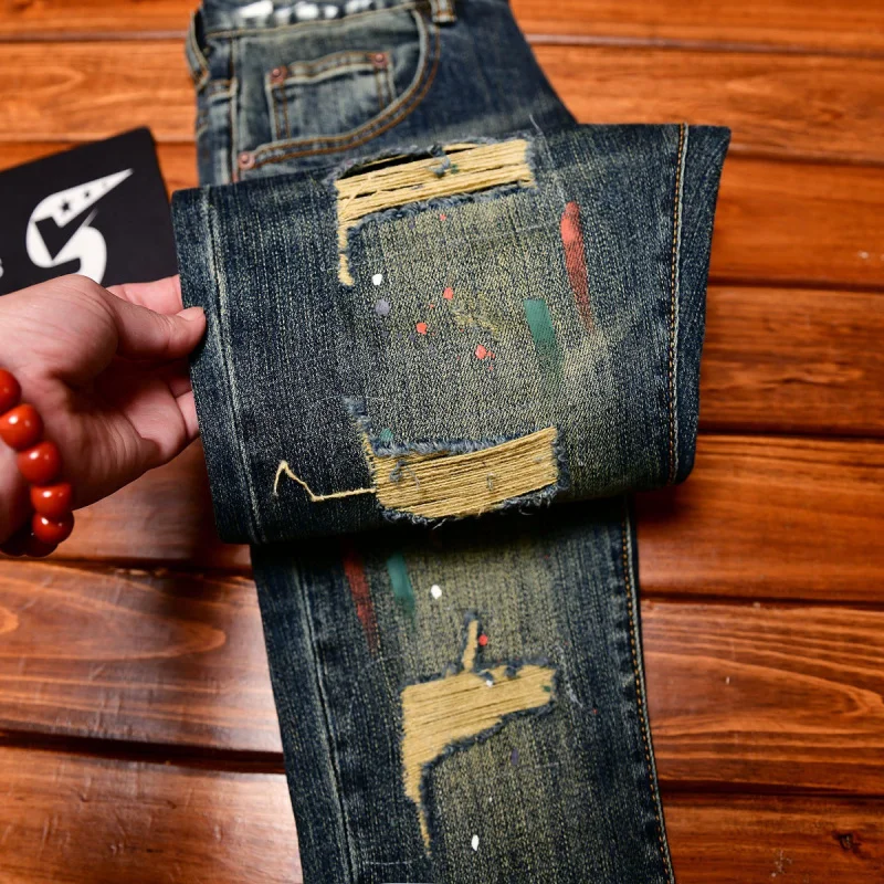

Мужские джинсы с нашивками с рваными дырками, новинка 2025, мужская одежда, трендовый дизайн с краской и принтом, ностальгические облегающие джинсовые брюки в стиле ретро