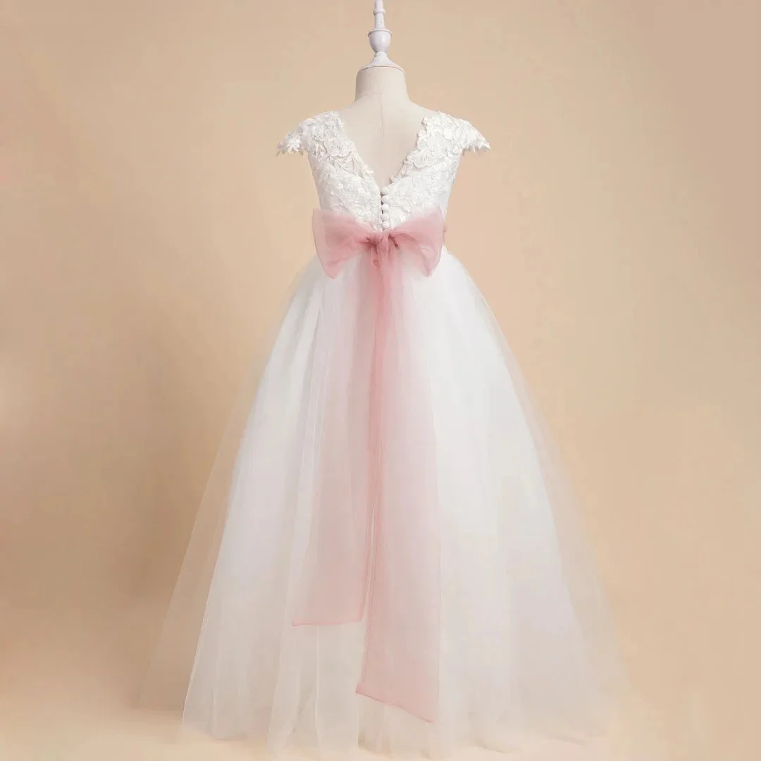 فساتين فتاة الزهور البيضاء المخصصة من التول مع شريط فيونكة وردي بدون أكمام لحفلات الزفاف وأعياد الميلاد والولائم
