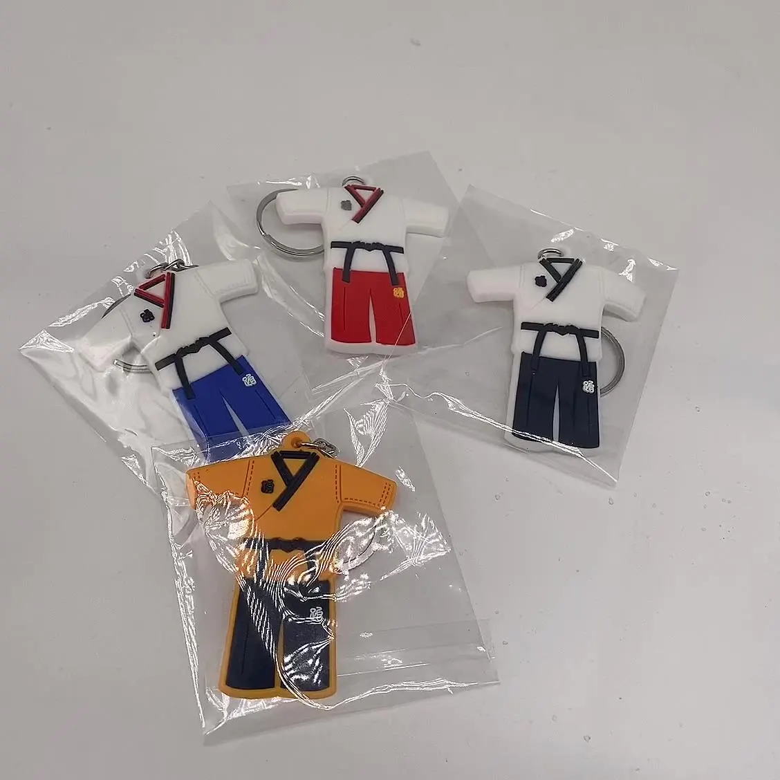 Llavero de taekwondo llaveros dobok taekwondo cuello en v 4 colores llaveros doboks regalos para niños estudiantes al por mayor