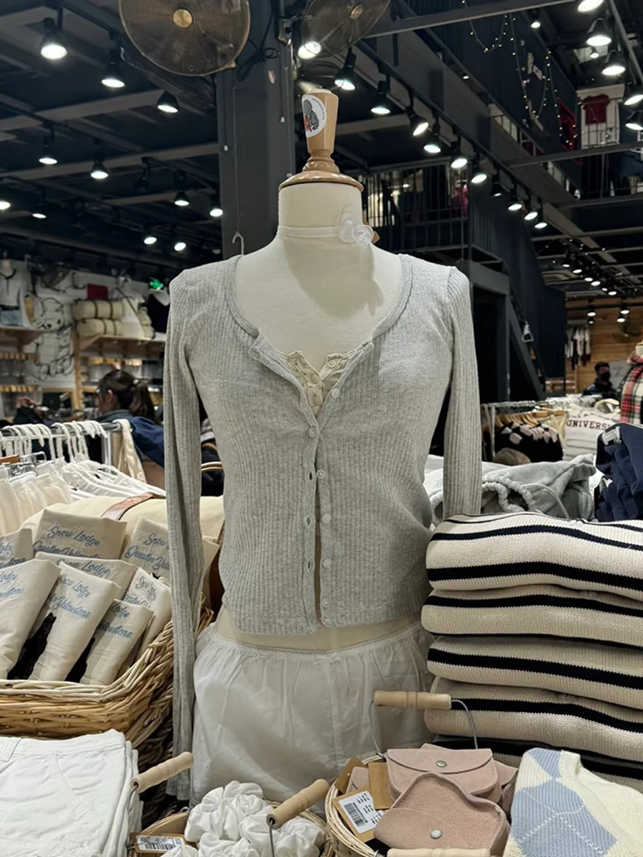 

Light Gray Ribbed Slim T-shirts Women Scoop Neck Single Breasted Cotton Tees Female Autumn Casual Simple Long Sleeve Crop Tops