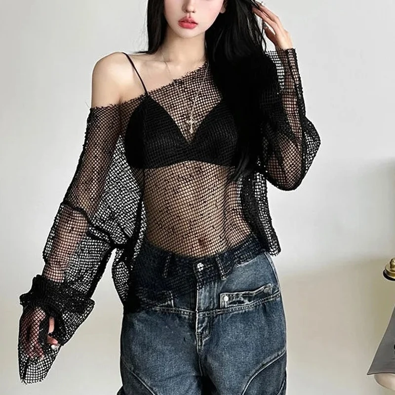 セクシーなメッシュ女性 Tシャツ黒ゴシックスラッシュネック長袖トップス Y2K 夏シックな中空アウトルーズストリート女性 Tシャツ