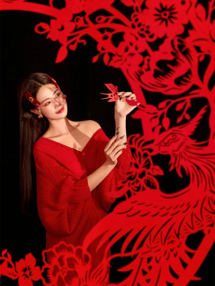 

Новогодняя красная бумажная цветочная аппликация для фотосъемки: винтажная китайская атмосфера, портретное искусство, традиционная этническая фотография