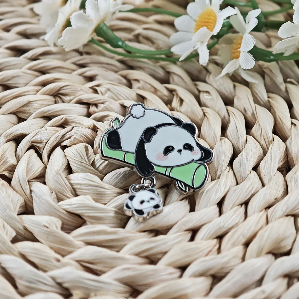 Niedliche Panda-Emaille-Anstecknadeln mit hängendem Baby-Panda, lustige Bambus-Broschen, Kawaii-Tier-Metallabzeichen, Rucksack-Reversnadel, Schmuckgeschenk – Detail 5