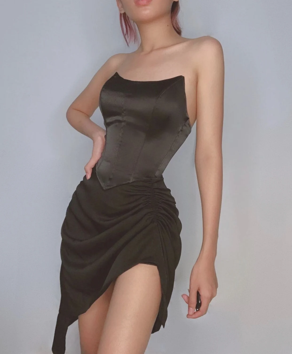 エレサテンツーピースセット ホワイト ワンショルダーデザインのハイウエストAラインシルエットのスカート 若い女性の通勤用