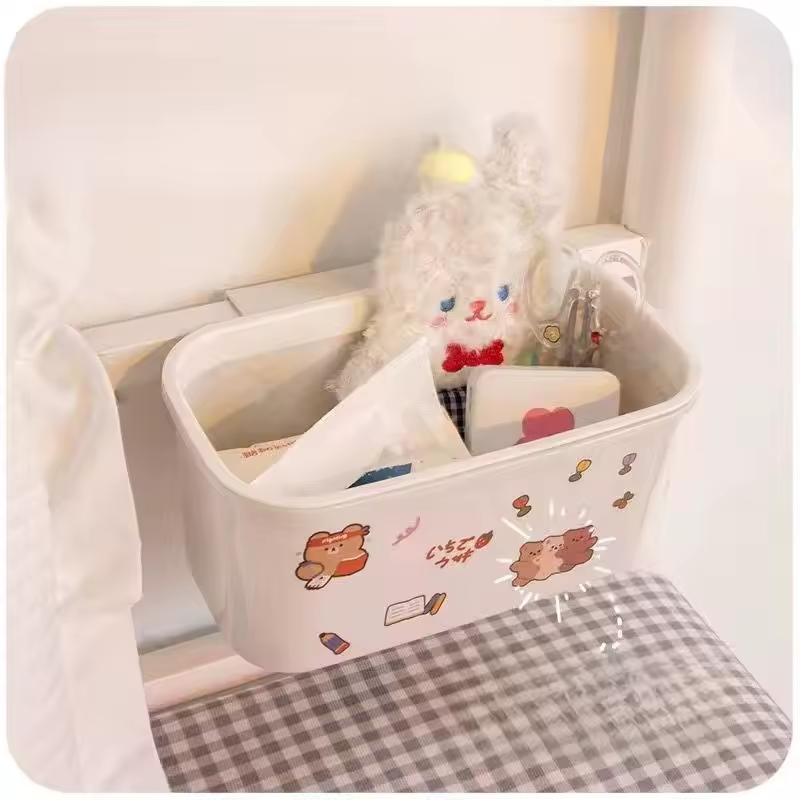 2. 아기 침대 옆 ..