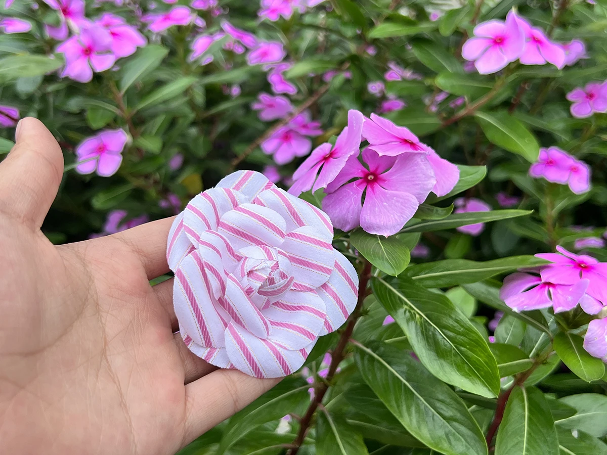 Spilla fiore in tessuto fatta a mano con temperamento alla moda e semplice corpetto tridimensionale